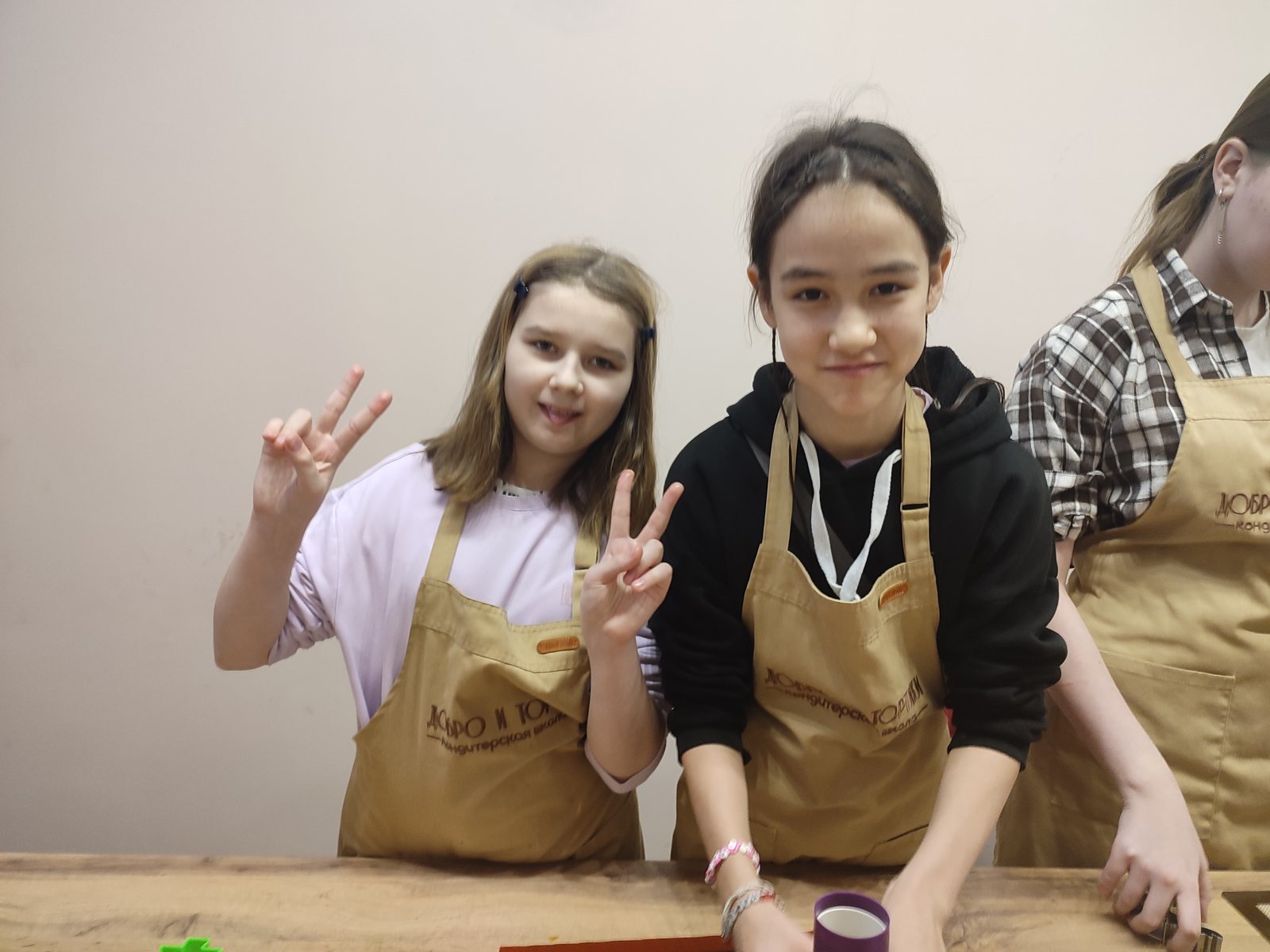 Участницы украшают пряничные домики