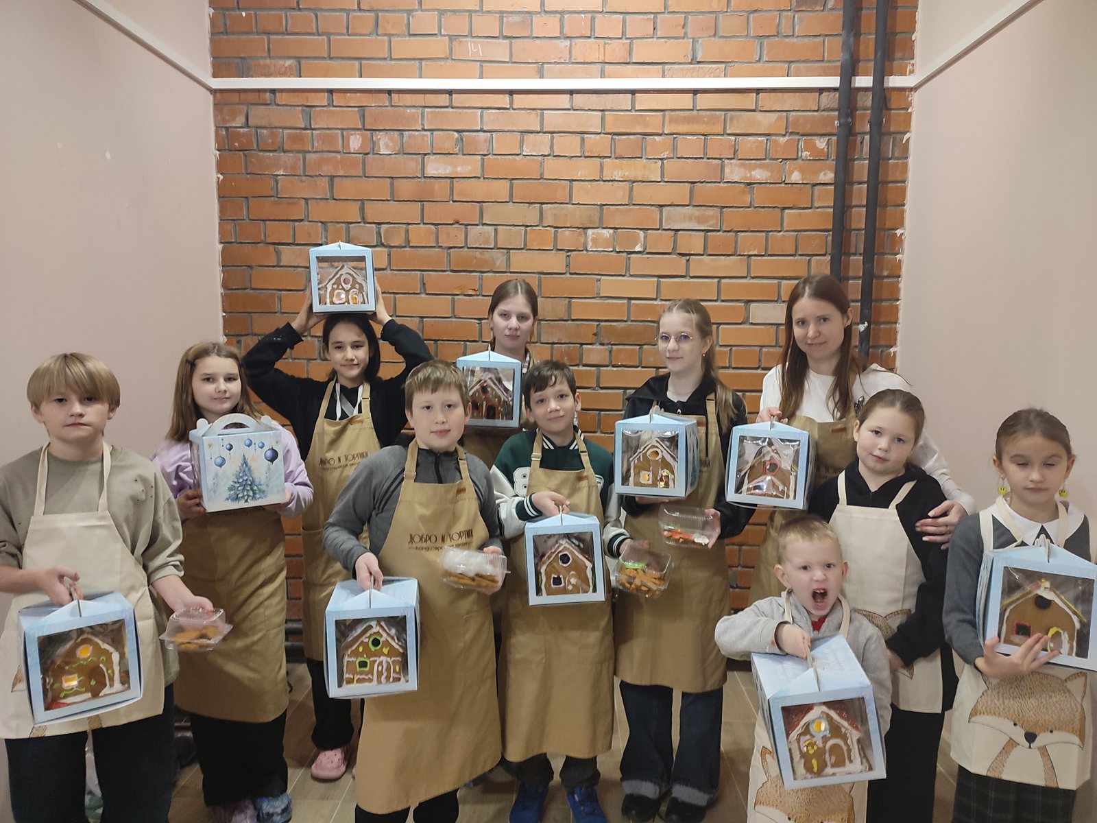 Группа школьников с готовыми пряничными домиками
