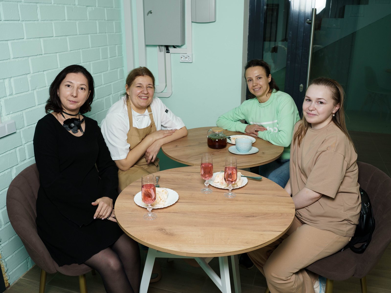 Участницы пьют чай в школе