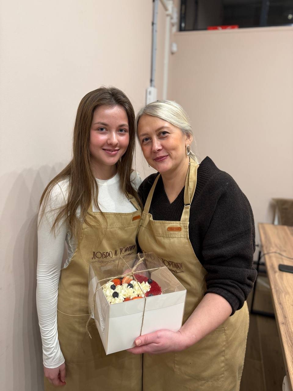 Участницы показывают готовый торт